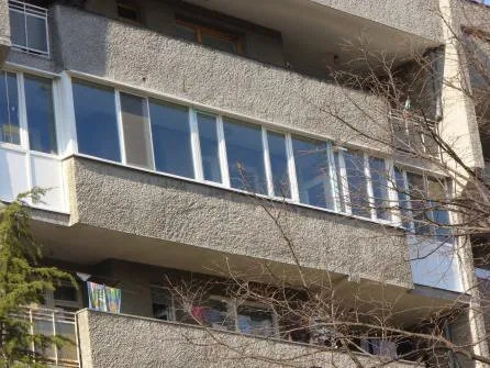 Остъклена тераса на жилищен блок